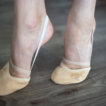 Load image into Gallery viewer, rhythmic gymnastics toe shoes harrita classic on model img1