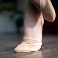 Load image into Gallery viewer, rhythmic gymnastics toe shoes harrita classic on model img05